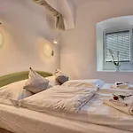 Apartment Pod Velbi