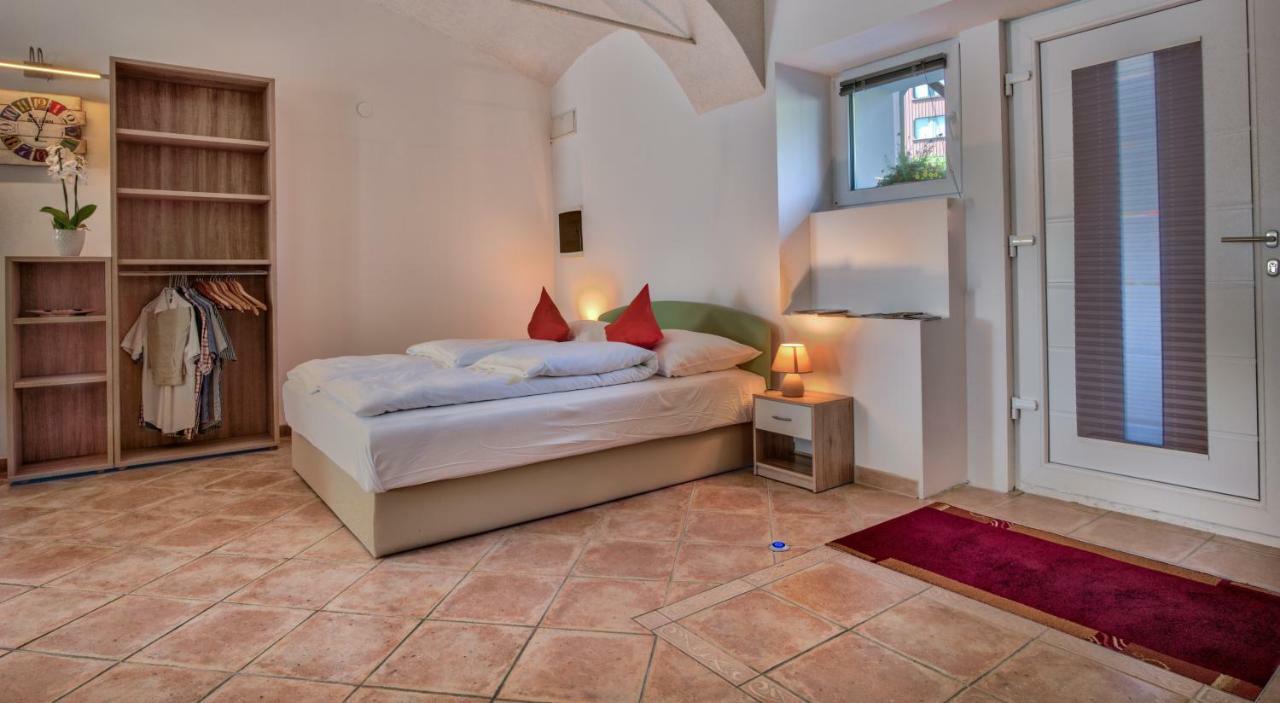 Apartma Pod Velbi *